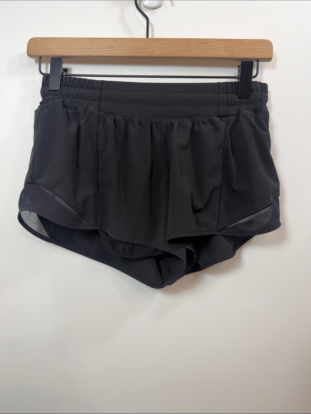 Lululemon Women’s Hotty Hot shorts size 6. Black